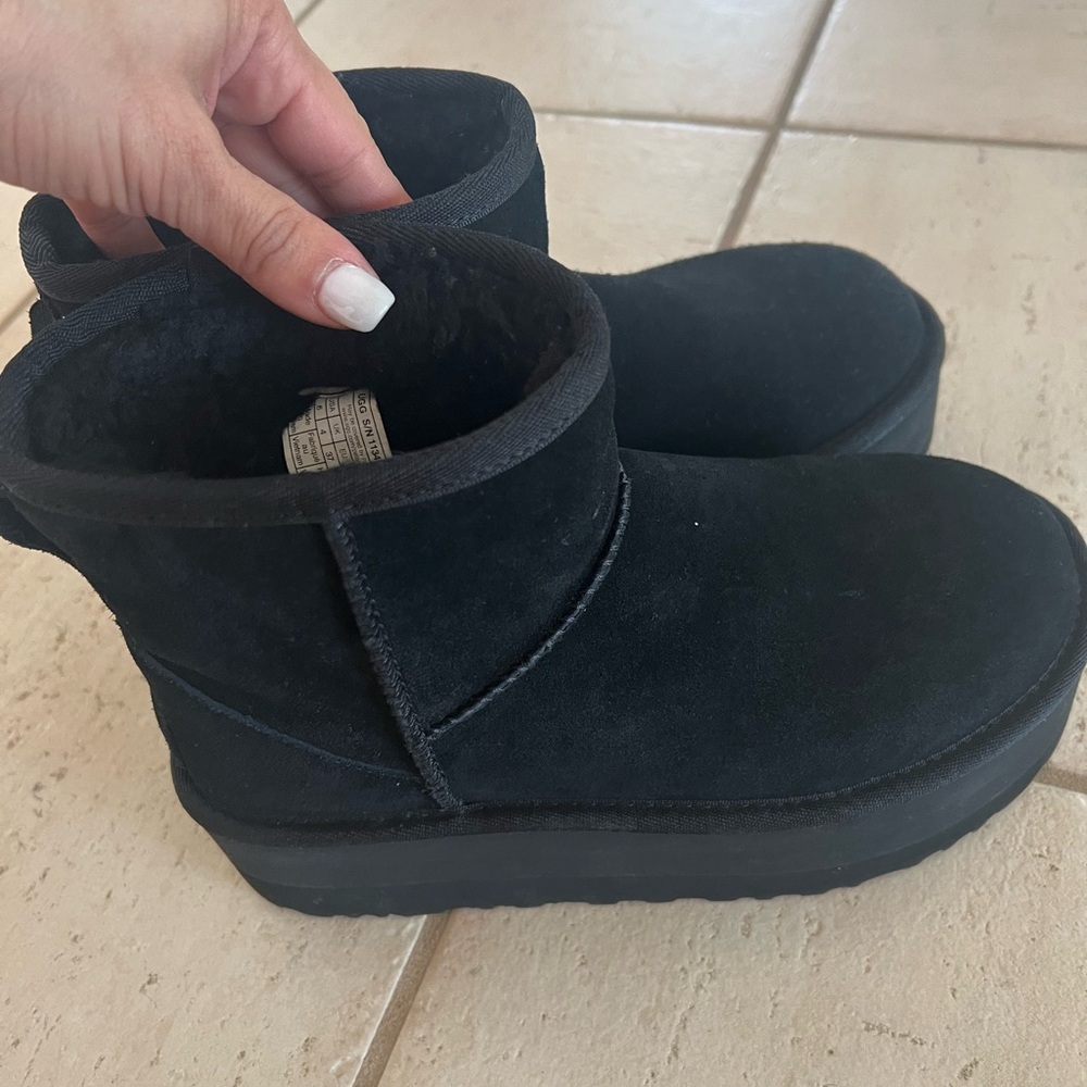 UGG like new black booties